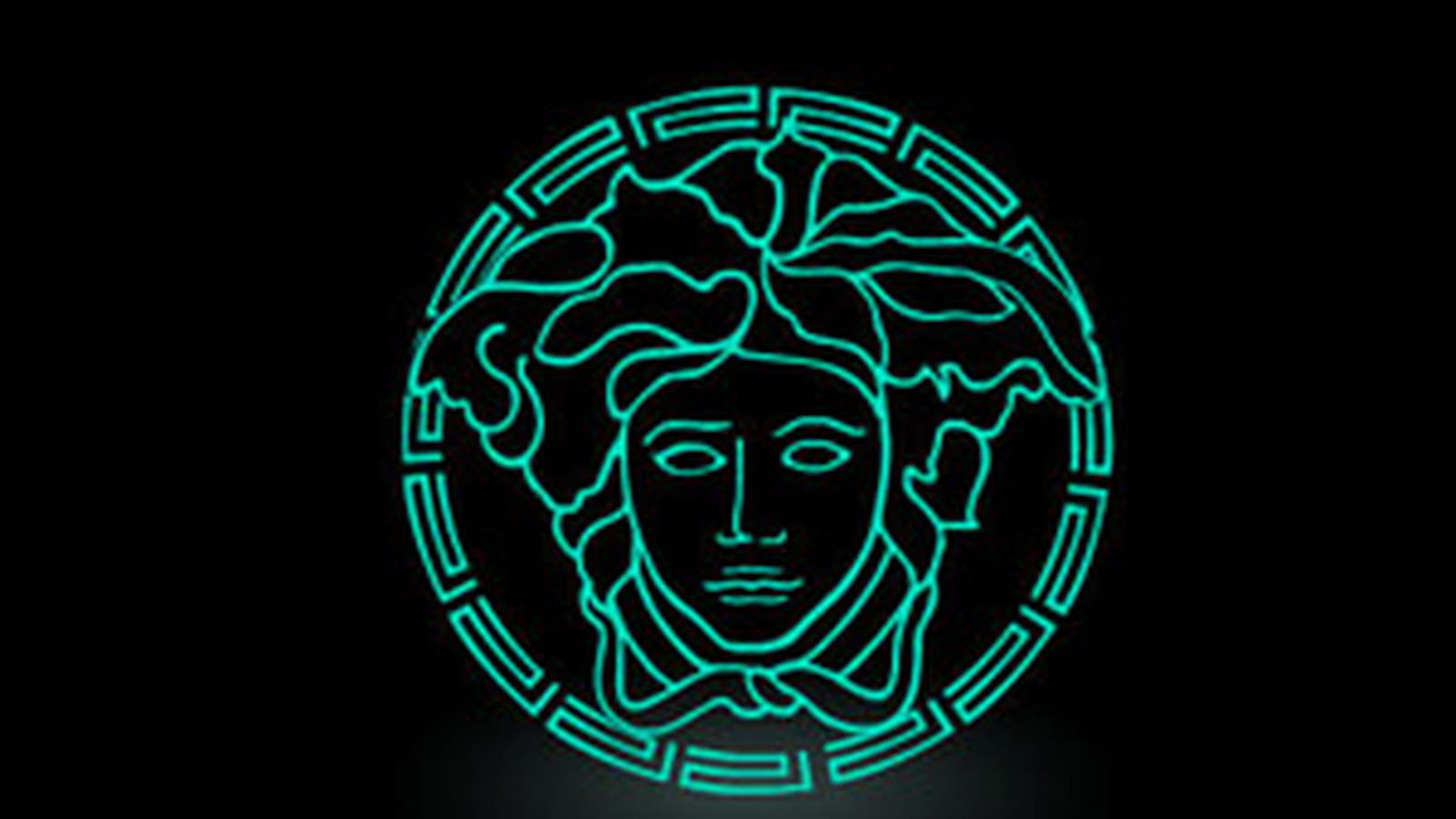 Versace réagit face à la crise