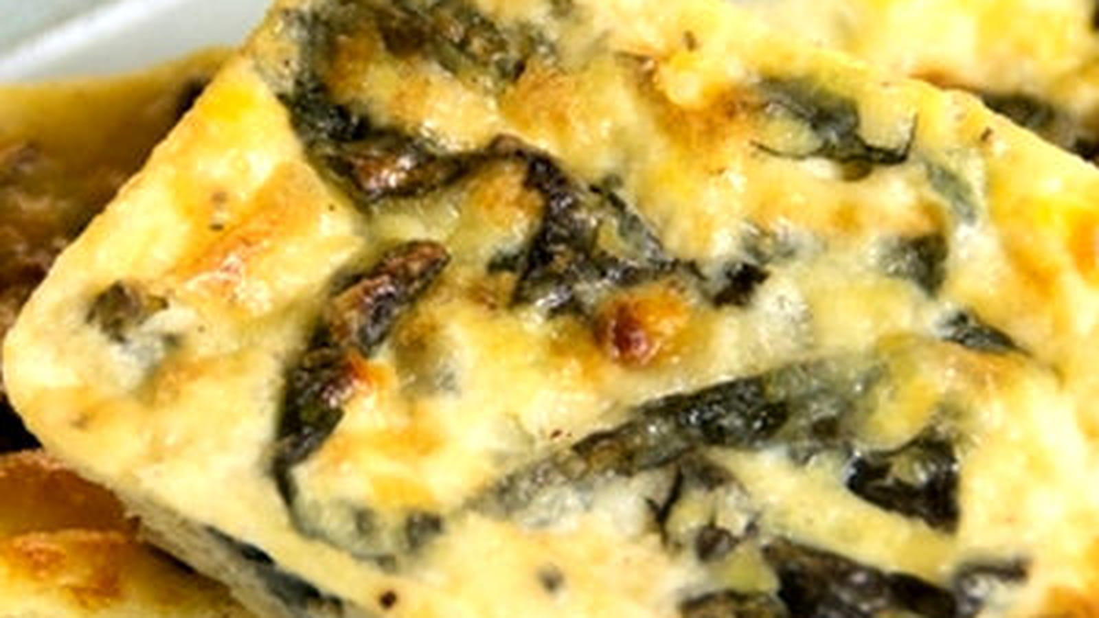 Petits flans au reblochon et aux feuilles de pissenlit