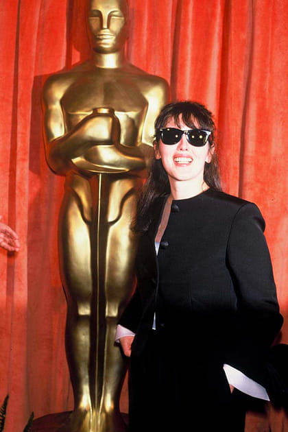 Isabelle Adjani en costume noir et lunettes de soleil