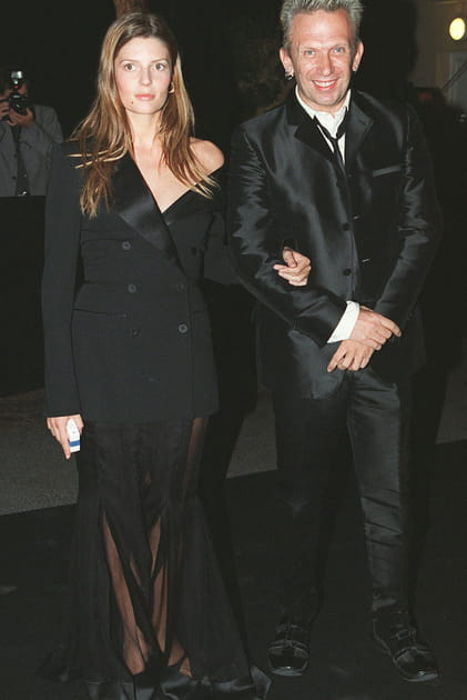 Chiara Mastroianni en robe tailleur asym&eacute;trique noire