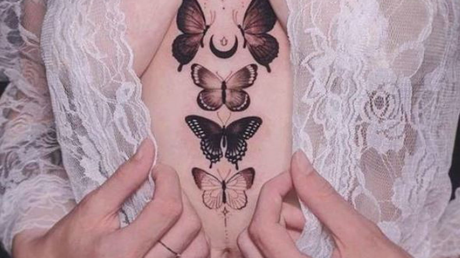 Nuée de papillons entre les seins