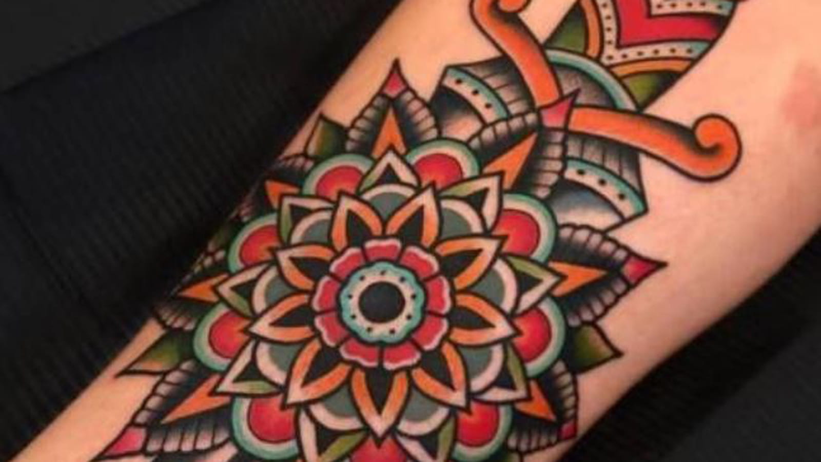 Tatouage mandala et poignard