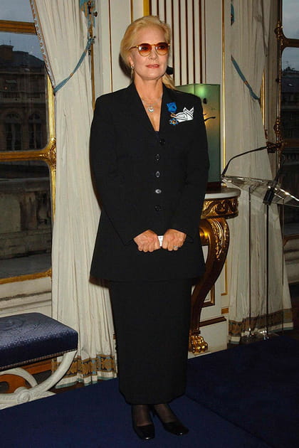 Sylvie Vartan en costume noir et foulard de poche fantaisie