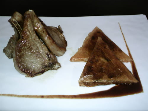 Côtes d'agneau et pissaladière en samoussa