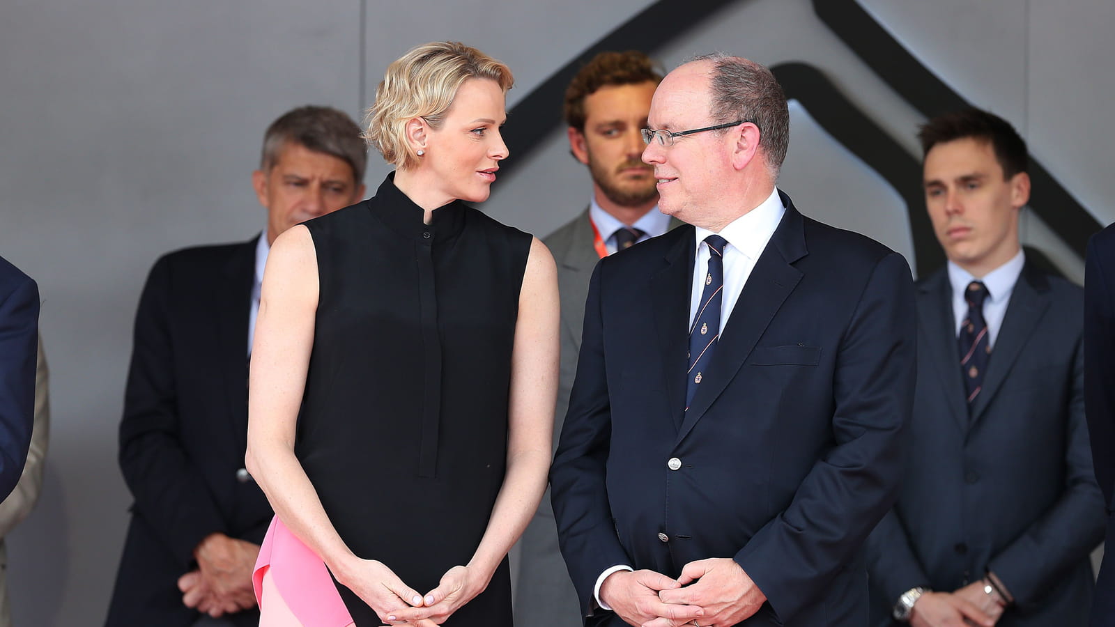 Que peuvent bien se dire Charlene et Albert de Monaco ?