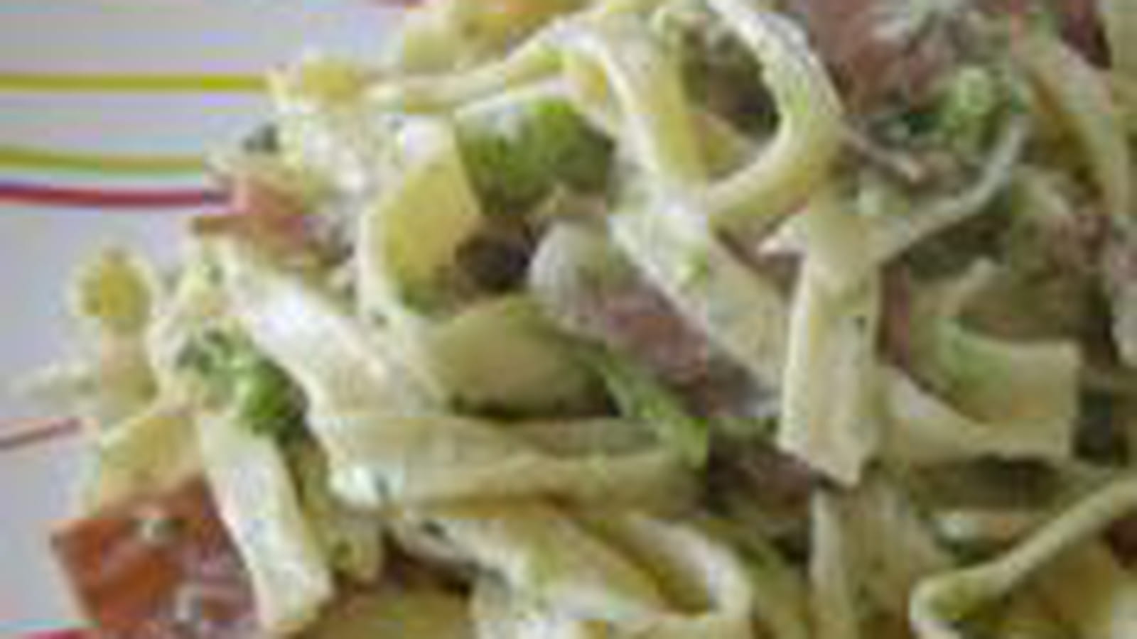 Tagliatelles aux éclats de brocoli et jambon sec