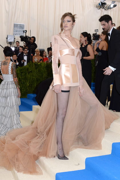 Gigi Hadid en robe beige bi-mati&egrave;re asym&eacute;trique Tommy Hilfiger