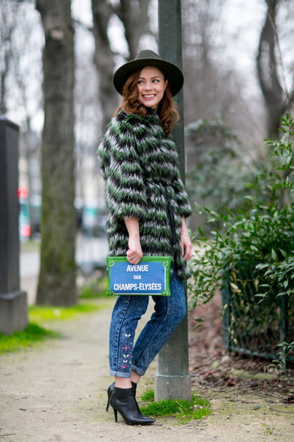 Street style &agrave; Paris : la pochette "Champs-Elys&eacute;es"