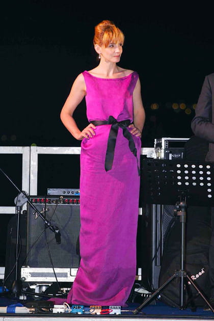 Clotilde Courau en robe violette &agrave; n&oelig;ud noir