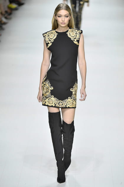 Gigi Hadid au d&eacute;fil&eacute; Versace