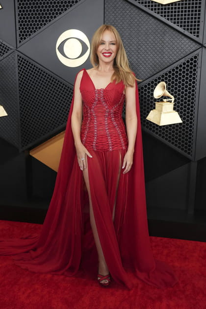 Kylie Minogue en robe rouge fendue Dolce & Gabbana