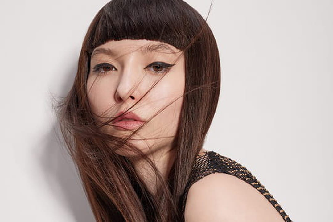 Les cheveux lisses XXL avec frange épaisse