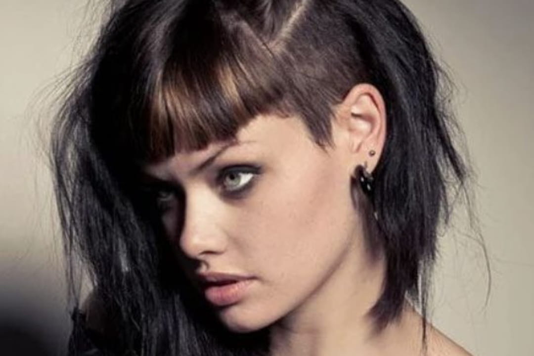 La coupe punk asymétrique à frange