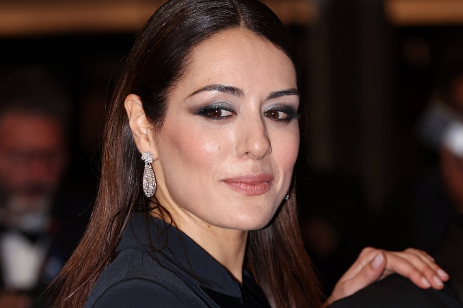 Le smoky eyes argent&eacute; de Sofia Essa&iuml;di