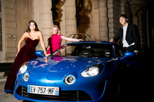 Anna Pei, Julia McCaw et comte Rufus d'Hauteville arrivent au bal