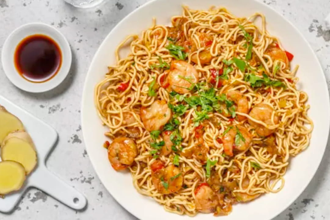 Nouilles épicées sautées crevettes et poireaux