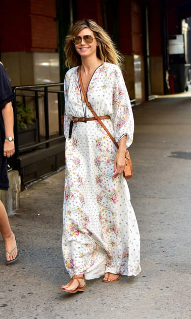 Heidi Klum en robe longue blanche zipp&eacute;e