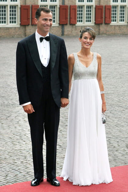 Letizia d'Espagne en robe blanche pourvue d'une jupe longue fluide et d'un bustier &agrave; strass