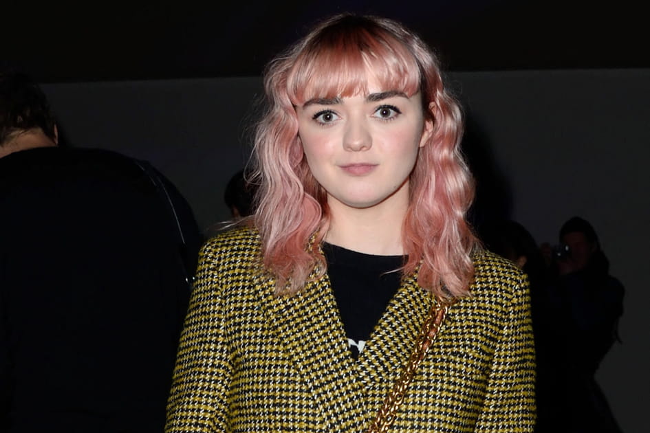 Les cheveux roses avec frange droite de Maisie Williams