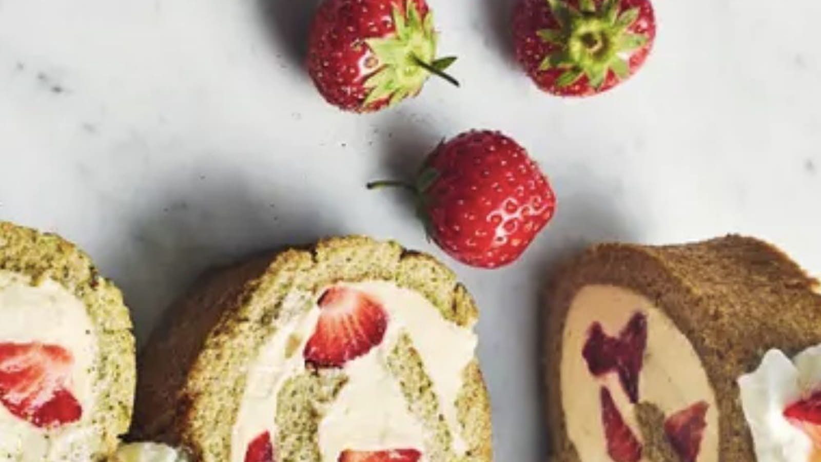 Roulé thé matcha-fraise sans sucre