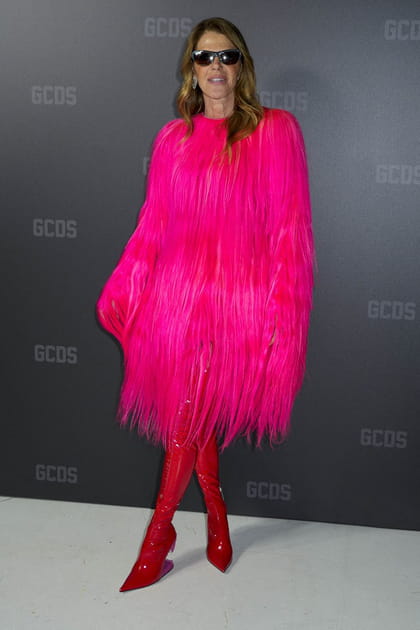 Anna Dello Russo en manteau oversize&nbsp;fuchsia et cuissardes rouges en cuir au d&eacute;fil&eacute; GCDS