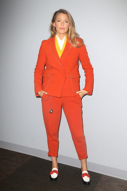 Blake Lively en look androgyne orangé