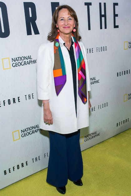 Ségolène Royal en manteau blanc et foulard imprimé