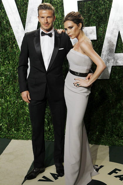 Victoria Beckham en robe bustier longue grise et ceinture noire