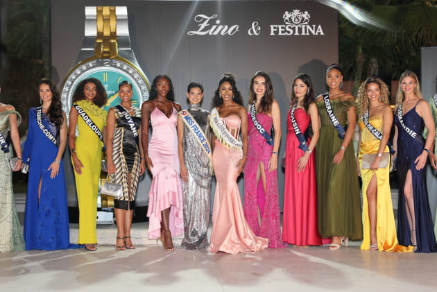 Les candidates à Miss France 2025 posent aux côtés de Eve Gilles et Miss Côte d'Ivoire 2024