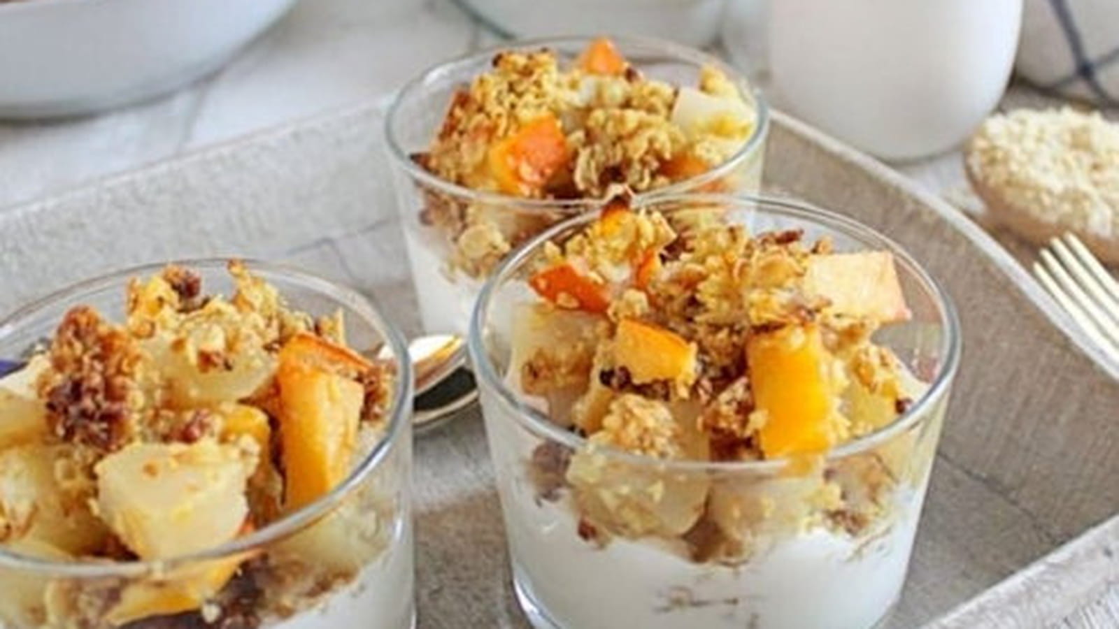 Parfaits de crumble poire et kaki aux épices et flocons de céréales (sans gluten)