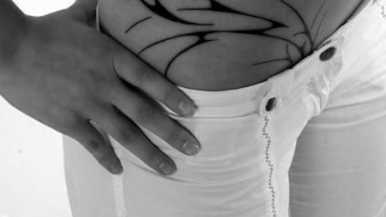 Tatouage tribal sur la hanche