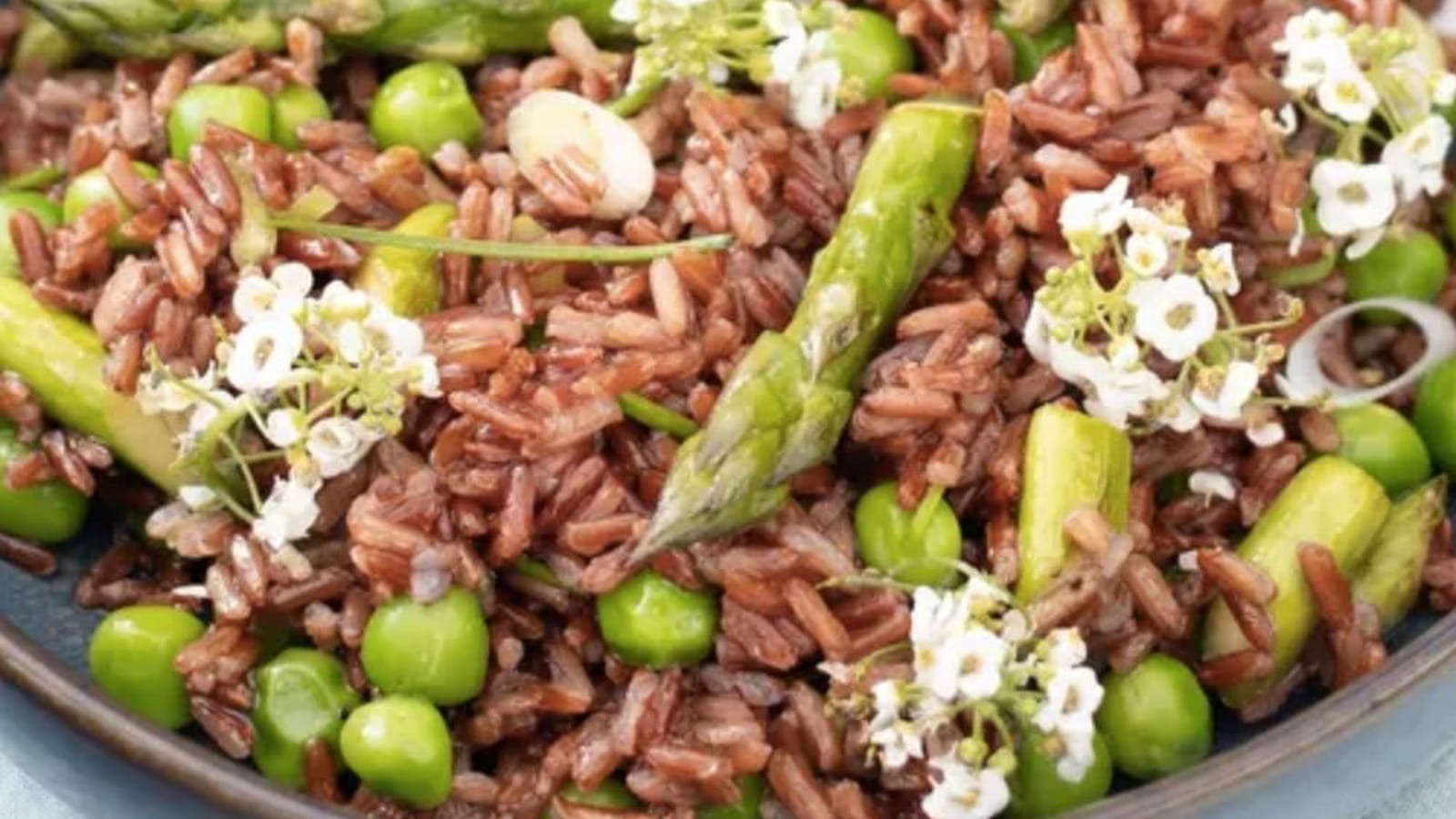 Salade de riz rouge printanière aux légumes croquants