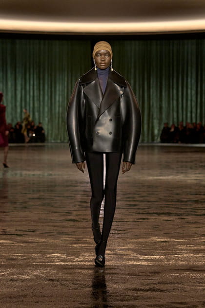 Veste en cuir oversize et legging noir aperçus sur le défilé Saint Laurent