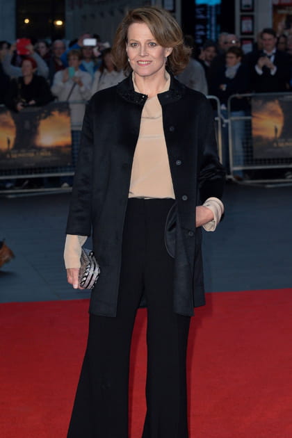 Apr&egrave;s&nbsp;: Sigourney Weaver &agrave; 67&nbsp;ans en pantalon de costume noir