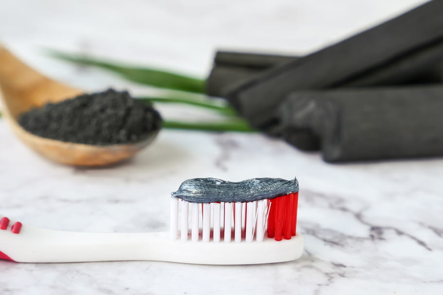 Dentifrices au charbon : oubliez-les, ils pourraient abîmer vos dents !