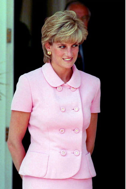 Lady Di et son top rose boutonn&eacute;