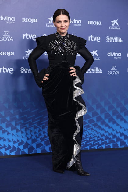 Juliette Binoche en robe noire volantée à détails argentés Paco Rabanne