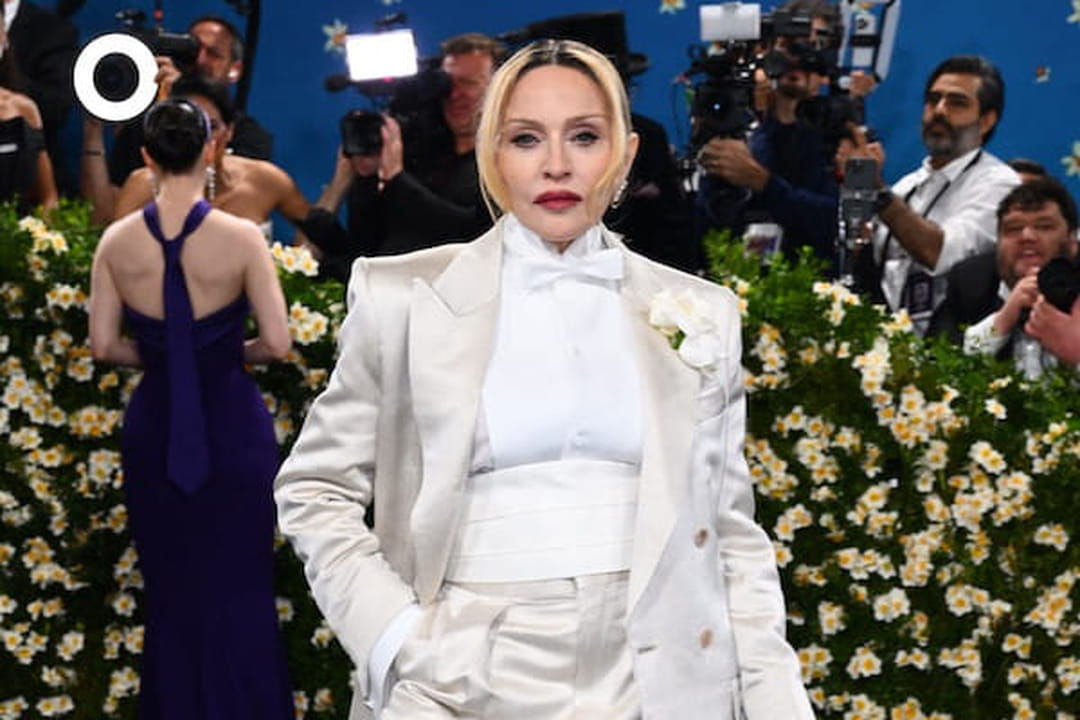 Avec son smoking ivoire ultra chic et son cigare, Madonna fait un(02)