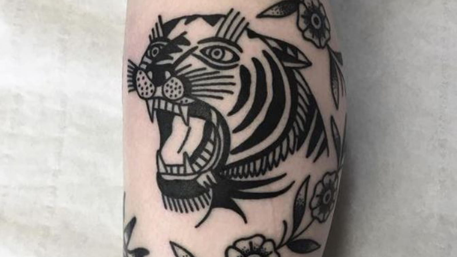 Tigre noir sur le mollet