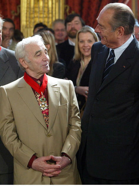 Charles Aznavour d&eacute;cor&eacute; par Jacques Chirac