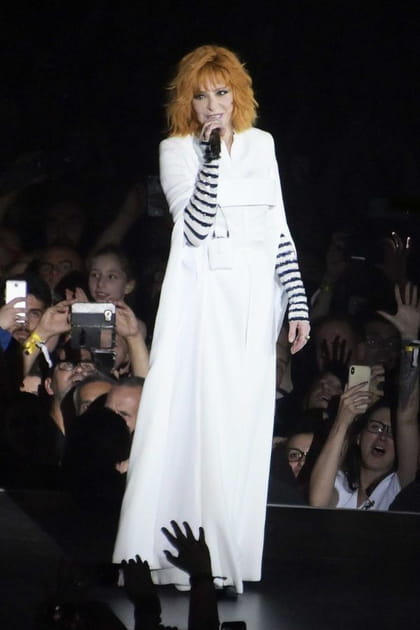 Mylène Farmer en longue robe blanche et top rayé