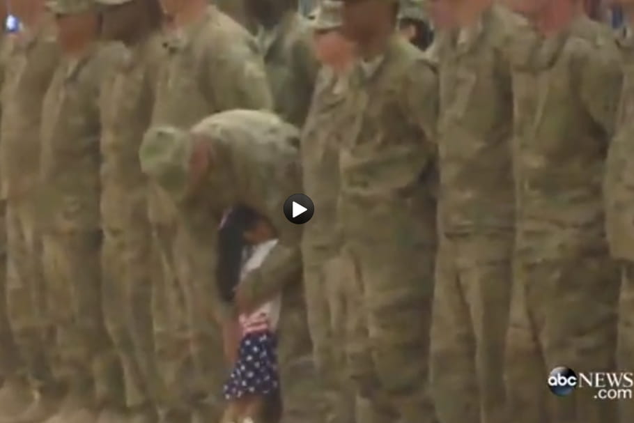 Vidéo : trop heureuse de retrouver son Papa, elle interrompt une cérémonie militaire