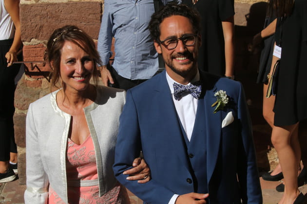 Le marié, au bras de sa mère