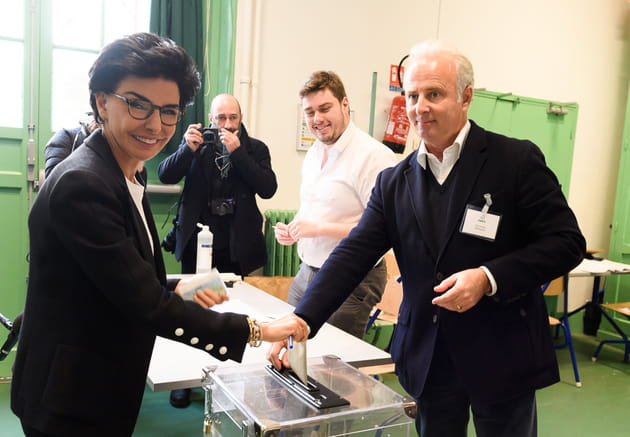 Rachida Dati tout sourire en glissant son enveloppe