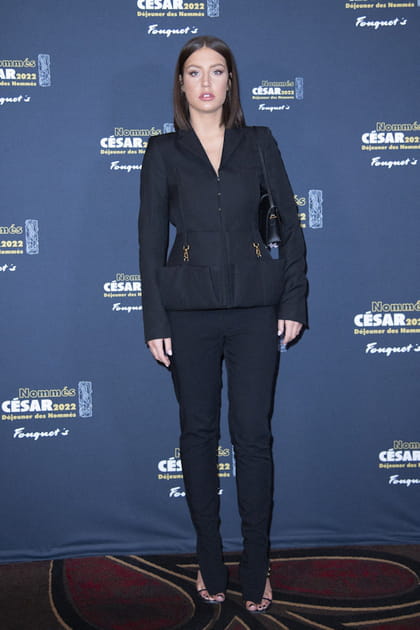 Ad&egrave;le Exarchopoulos en tailleur pantalon noir