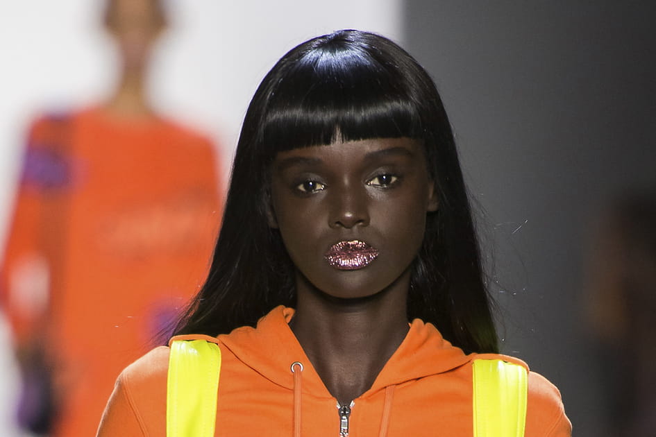 Les cheveux lisses avec frange