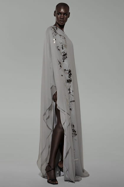 Robe grise fendue brod&eacute;e de d&eacute;tails m&eacute;tallis&eacute;s aper&ccedil;ue dans la collection Koltson