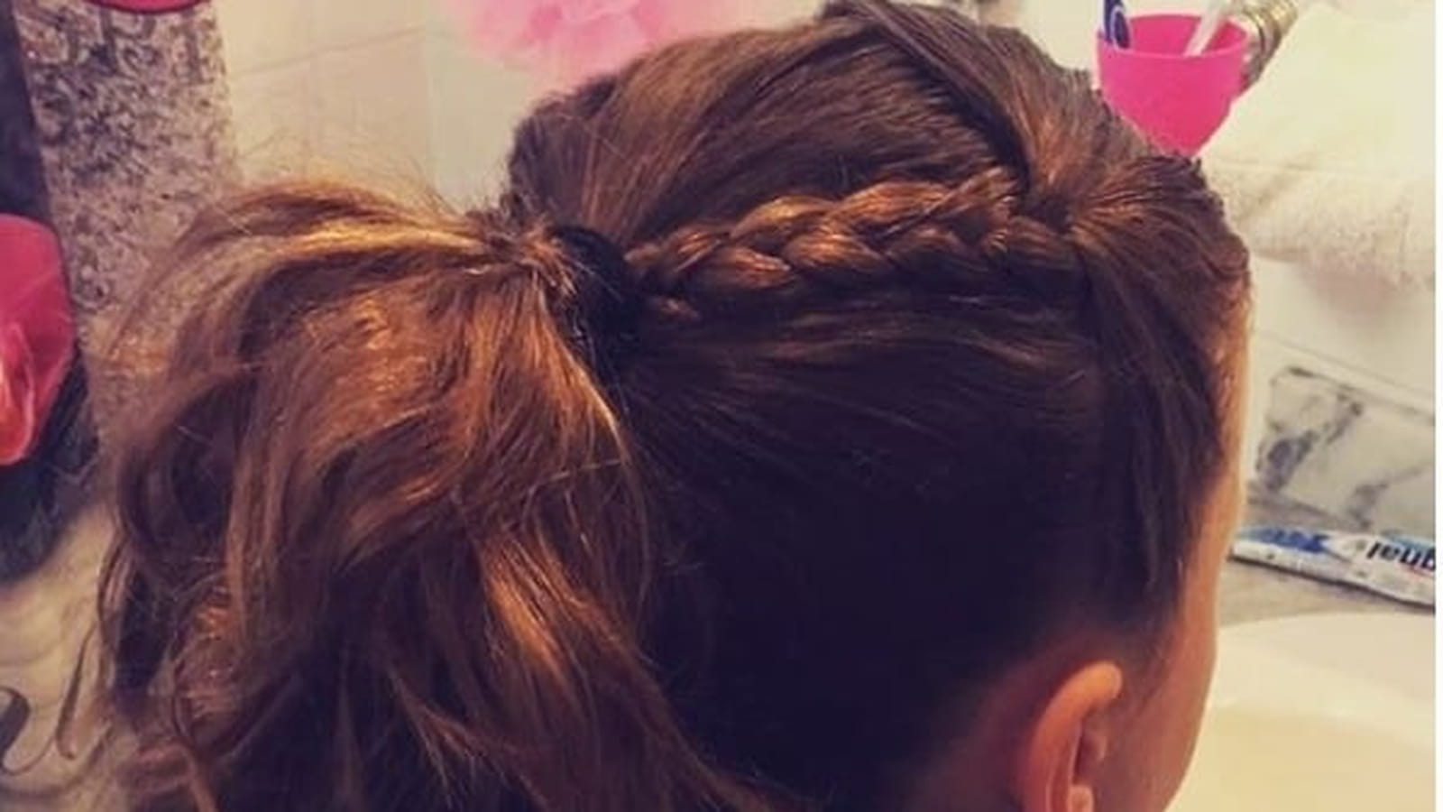 Une tresse et une queue de cheval