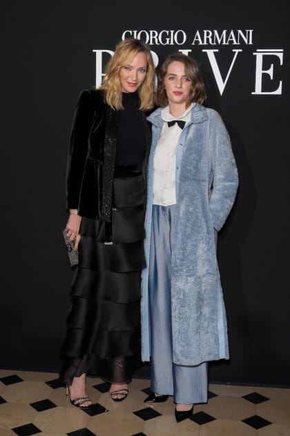 Uma Thurman en jupe &agrave; volants et Maya Thurman en veste bleue