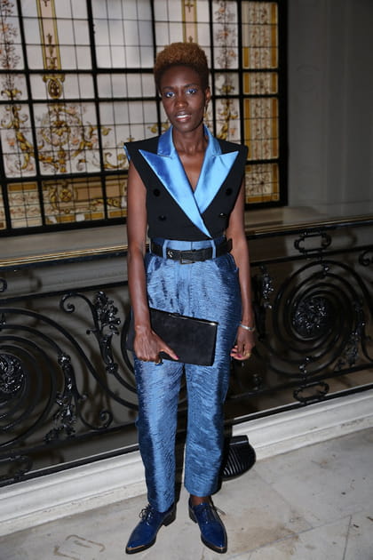 Rokhaya Diallo en pantalon bleu